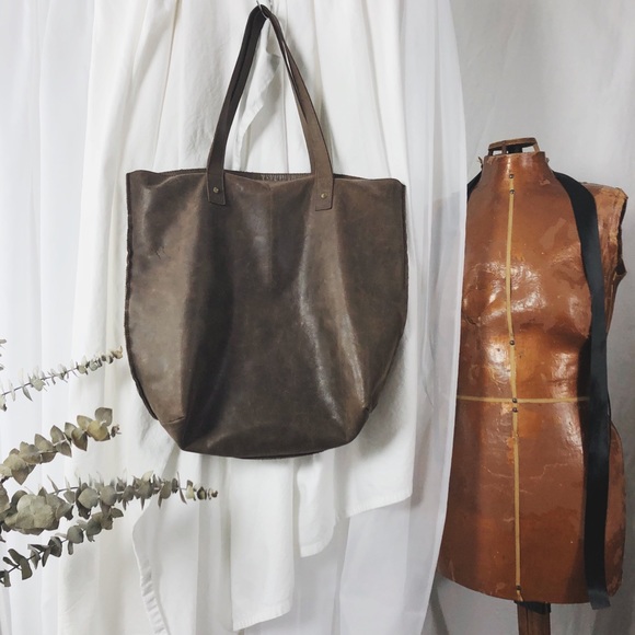 Handbags - 🦄 distressed leather tote bag